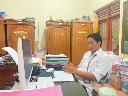 Kasi Pemerintahan Desa Sembiran Ikuti Zoom Meeting Penuntasan Wajib KTP-el  Sembiran, Rabu 22 Oktobe